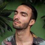 PAZ - chico entre plantas