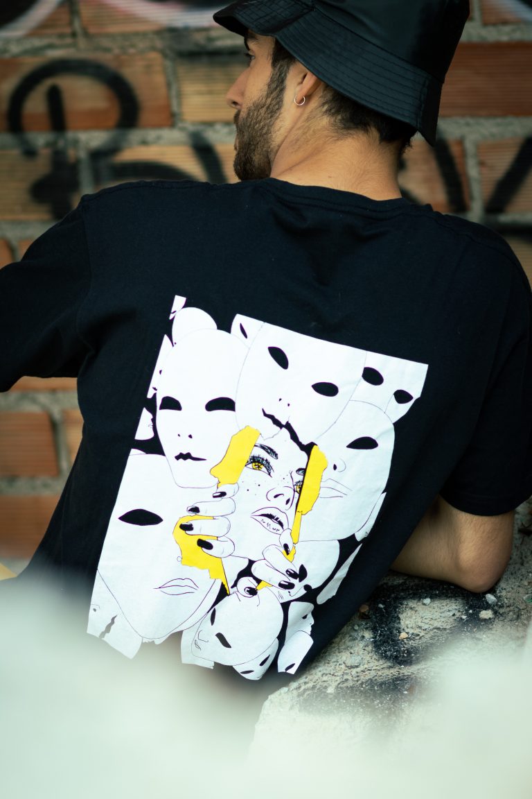 Imagen. LONELY - Camiseta propia. Samantha B. Artista vegana creadora de contenido audiovisual